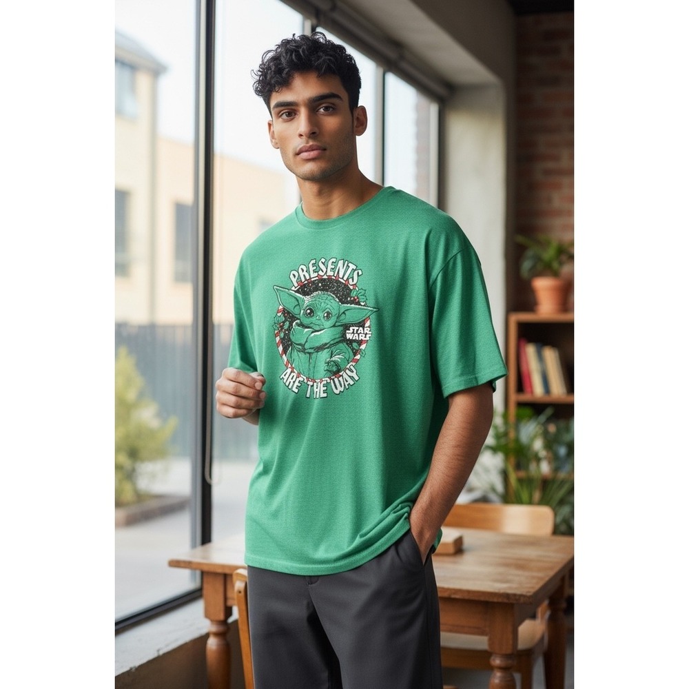 Star Wars Baby Yoda Presents Are The Way Christmas Green XL T-Shirt‎